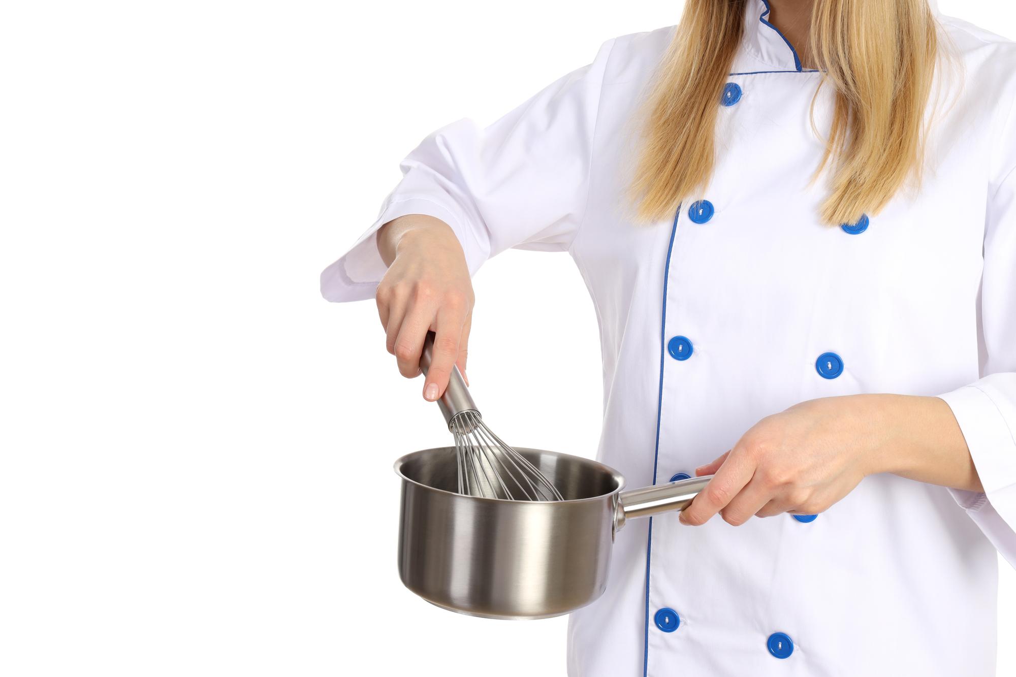 Öğrenci yemek pişirirken yakın plan